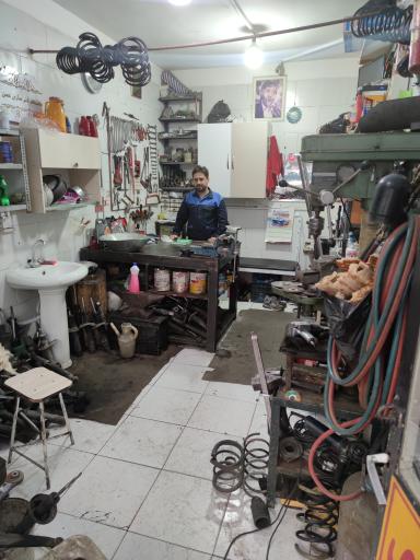 عکس کمک فنرسازی حسن