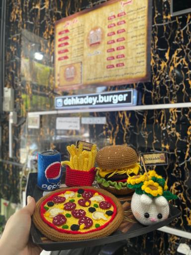 عکس برگر زغالی و پیتزا دهکده