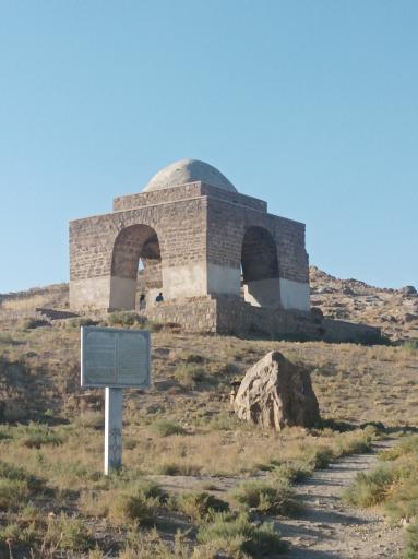 عکس چارتاقی زیگورات (آتشکده نیاسر)