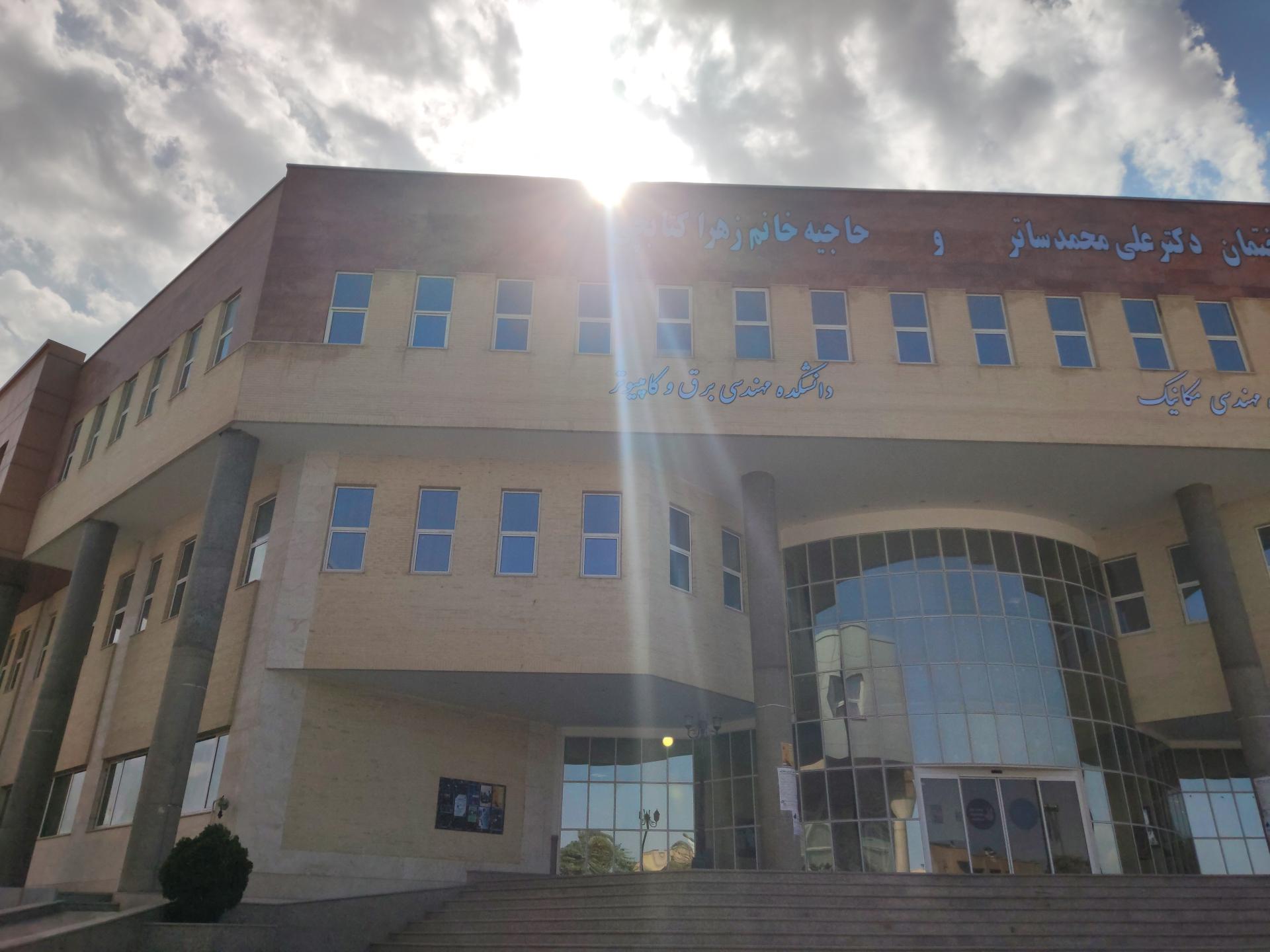 عکس دانشکده مهندسی مکانیک برق و کامپیوتر