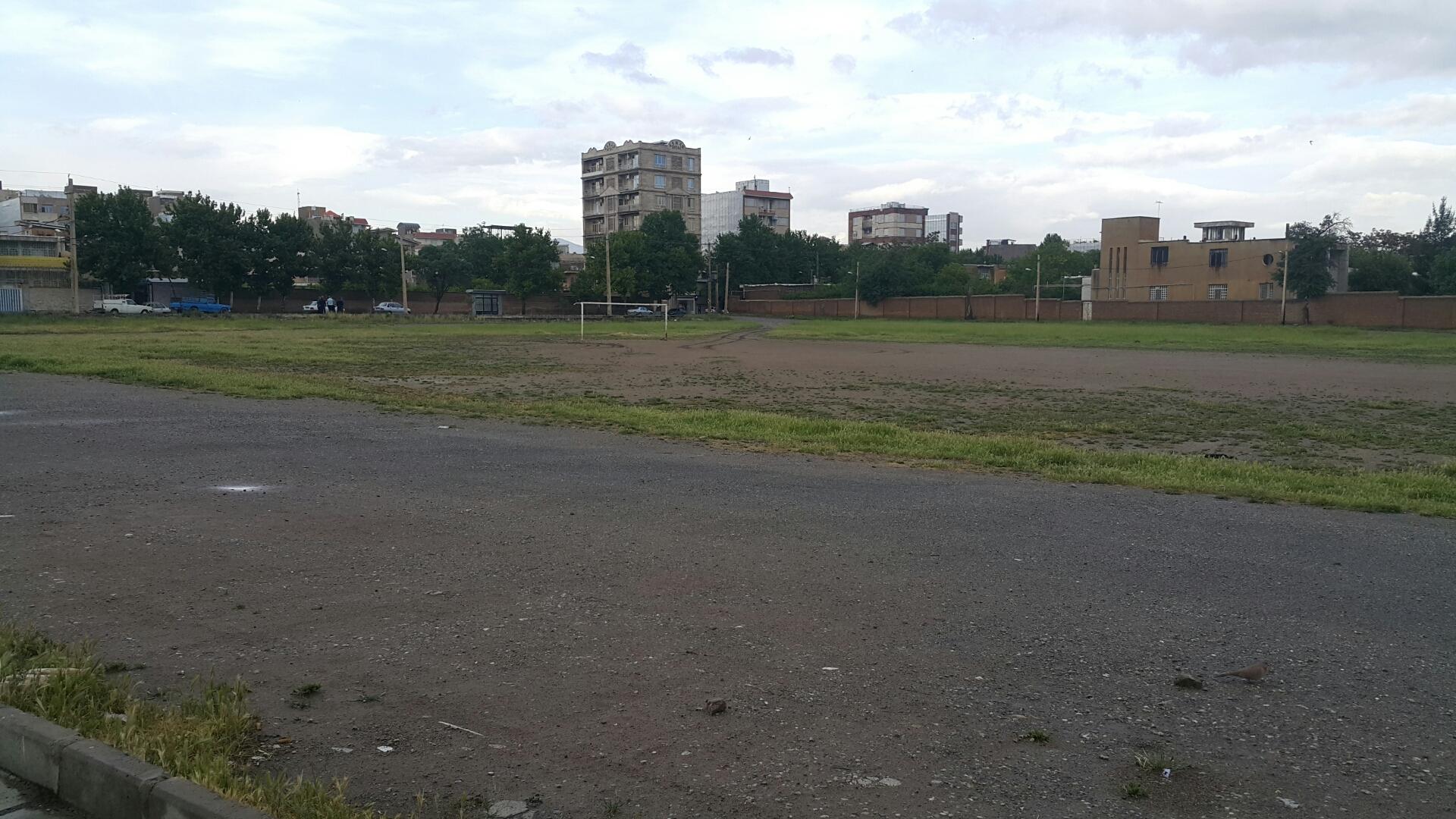 عکس زمین خاکی فوتبال (زمین گردو)