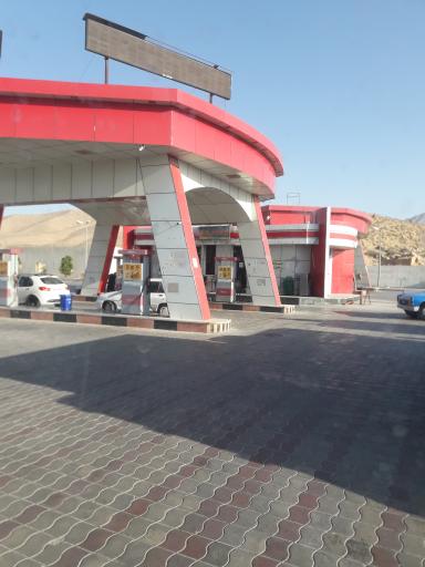 پمپ بنزین و استراحتگاه بین راهی