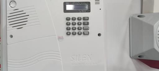 عکس کالای برق و دوربین اصغرنیا