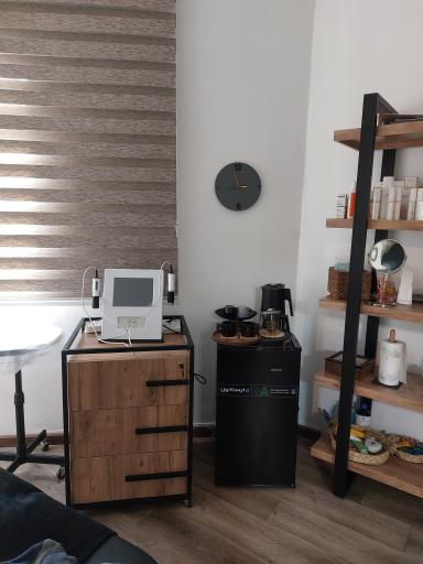 عکس سالن فیشال تخصصی پوست الهام چوبینه