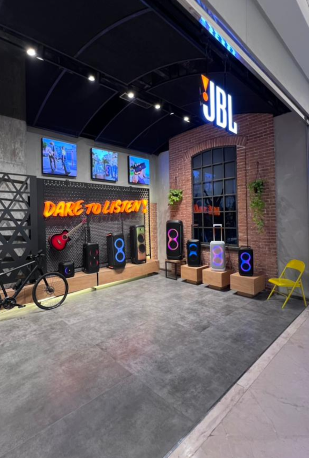 عکس فروشگاه جی بی ال کیش