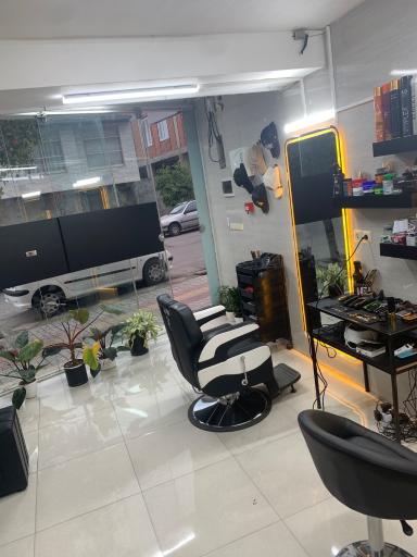 عکس پیرایش حسین ساداتی