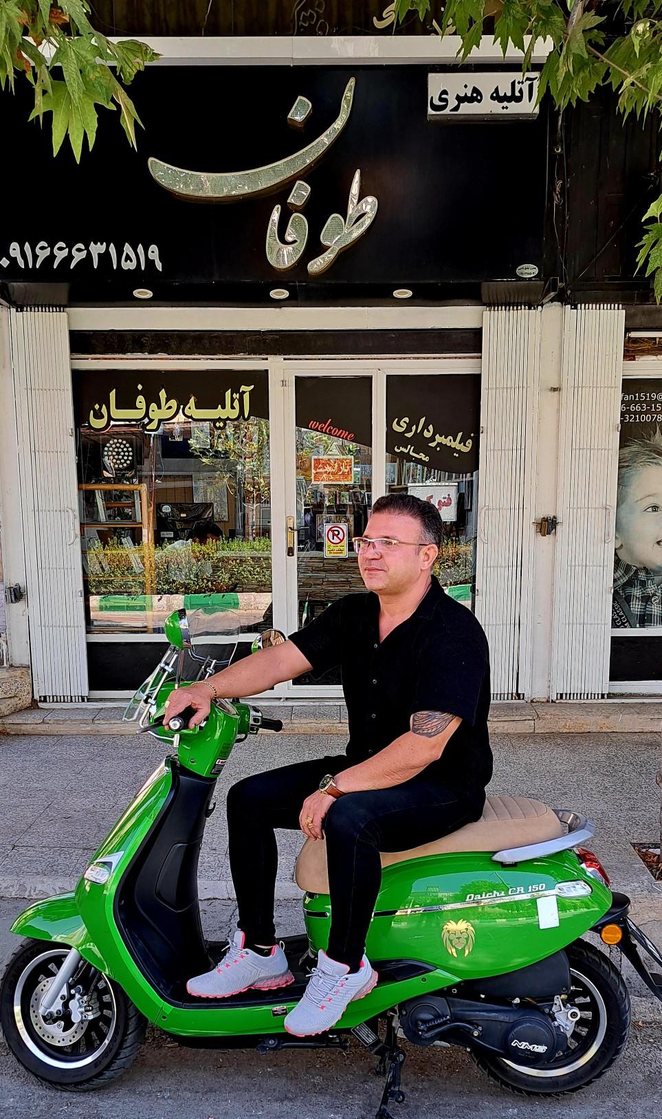 عکس آتلیه هنری طوفان