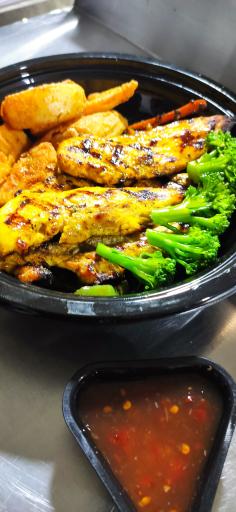 عکس تهیه غذای دایان