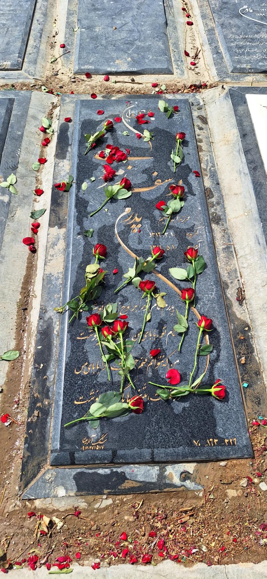 عکس مزار یوسف زمردی