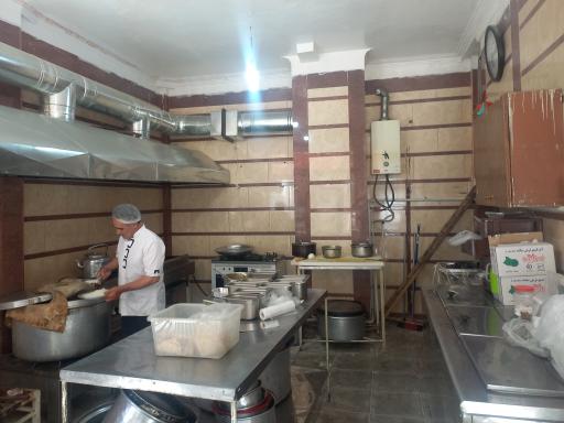 عکس تهیه غذا دوقلو ها