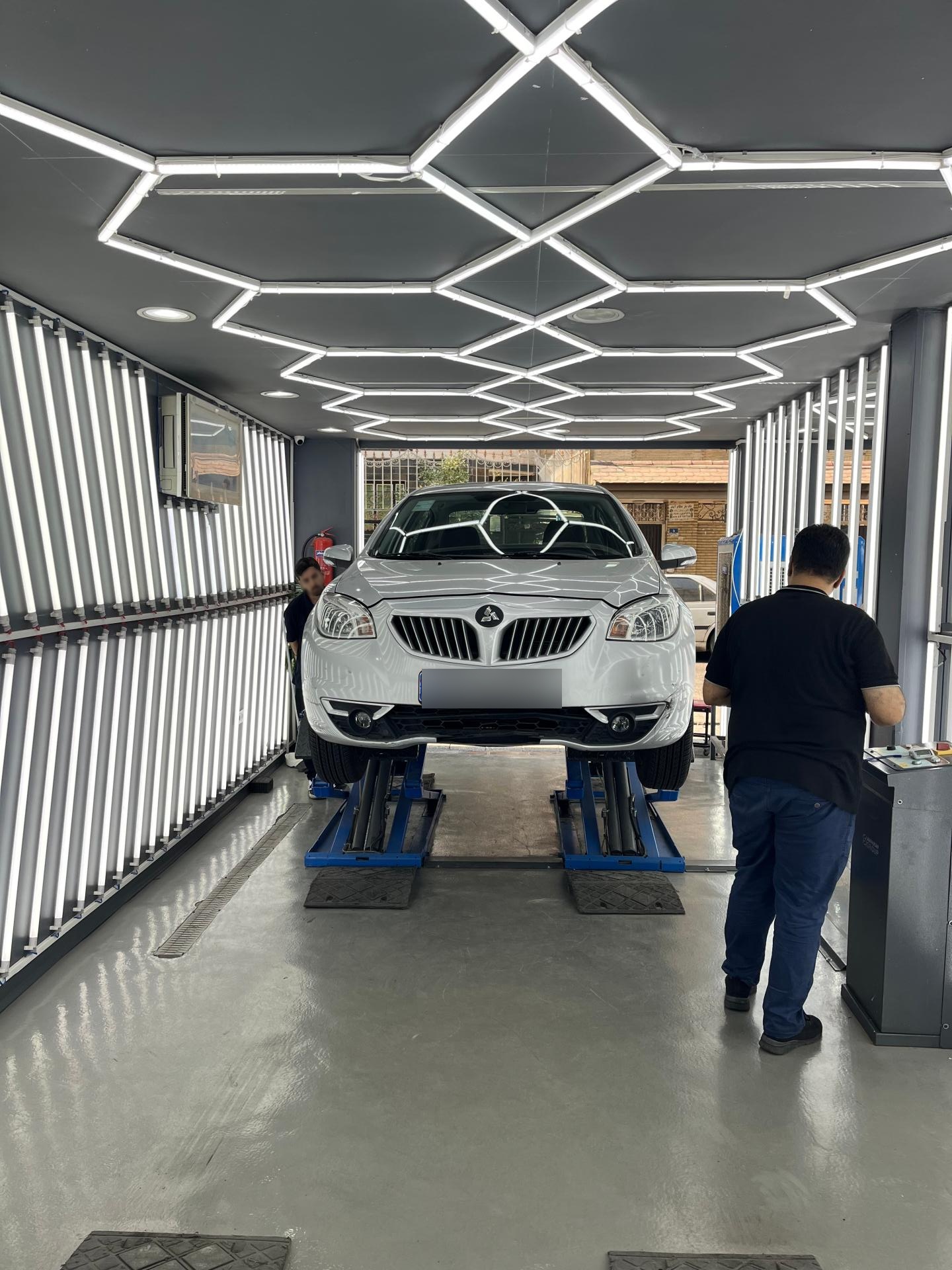 عکس کارشناسی و تشخیص رنگ وست خودرو