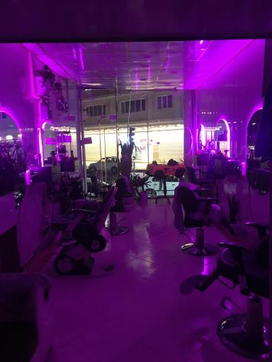 عکس آرایشگاه مردانه روشن