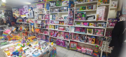 عکس فروشگاه اسباب بازی بادبادک