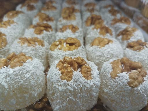 عکس نان و شیرینی دوستان