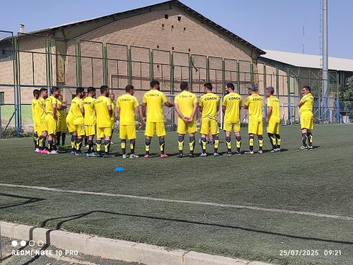 زمین فوتبال آپرین