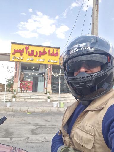 عکس غذاخوری دو پسر