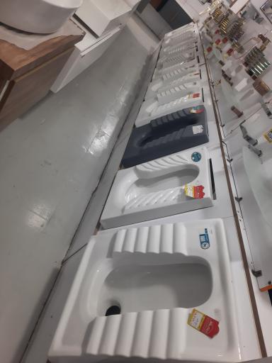 عکس تجهیزات بهداشتی و لوله اتصالات ساختمان ملکی