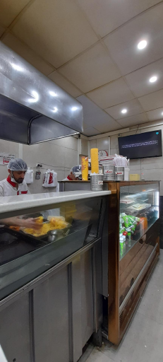 عکس ساندویچ و پیراشکی تبرک