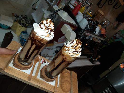 عکس کافه بستنی کاج