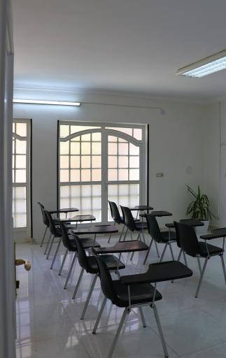 عکس آموزشگاه علمی آزاد آفتاب تابان و نیمکت 