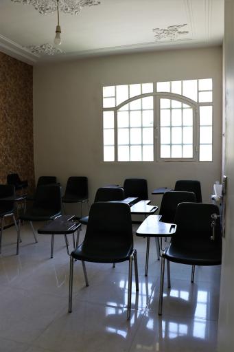 عکس آموزشگاه علمی آزاد آفتاب تابان و نیمکت 