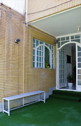 عکس آموزشگاه علمی آزاد آفتاب تابان و نیمکت 