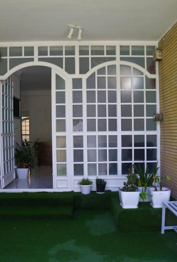 عکس آموزشگاه علمی آزاد آفتاب تابان و نیمکت 