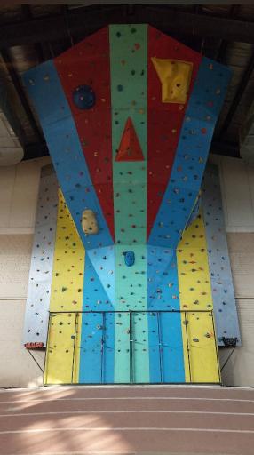 عکس سالن ورزشی دومیدانی و صخره نوردی 