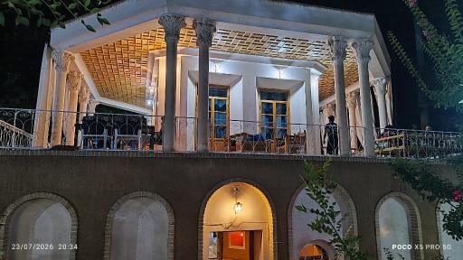 عکس عمارت چهار باغ باغ بهادران