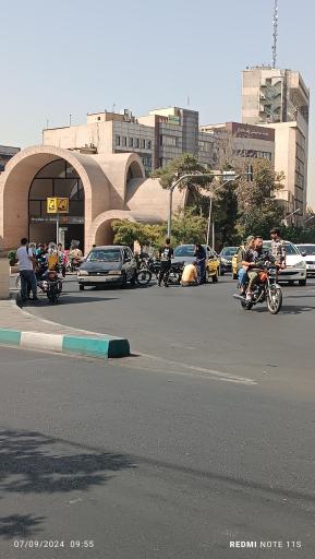 عکس ورودی مترو ایستگاه میدان جهاد