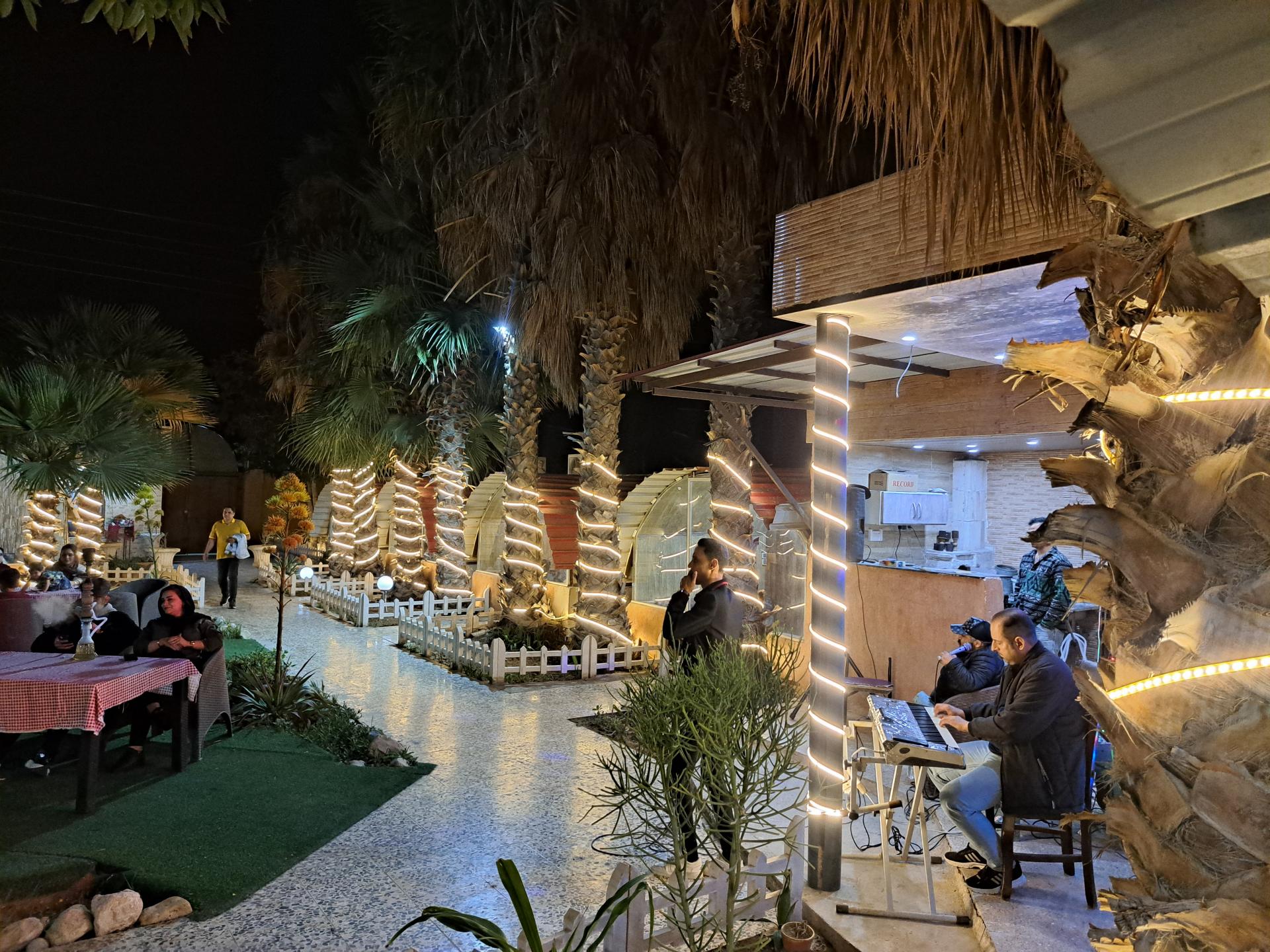 عکس باغ رستوران چهار فصل