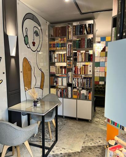 عکس خانوم کتاب (کافه کتاب)