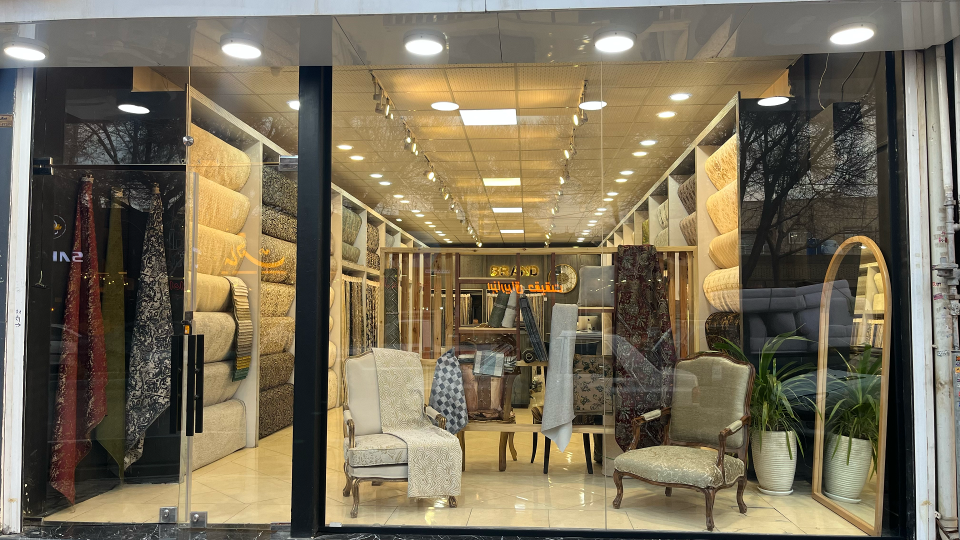 عکس پارچه مبلی و پرده برند