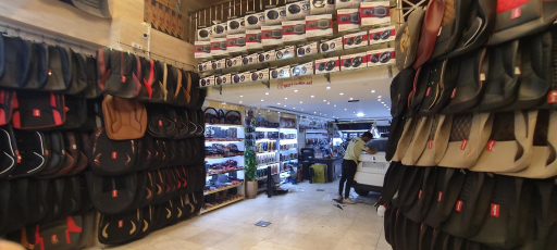 عکس فروشگاه لوکس ماشین ترافیک اسپرت