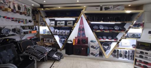 عکس فروشگاه لوکس ماشین ترافیک اسپرت