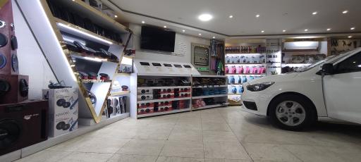 عکس فروشگاه لوکس ماشین ترافیک اسپرت