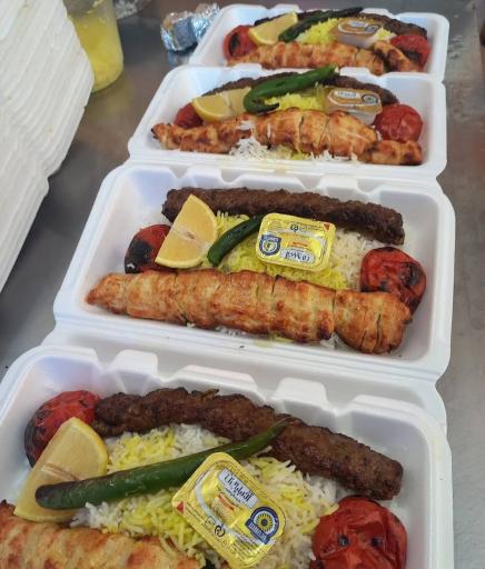 عکس تهیه غذای کبابی سعید