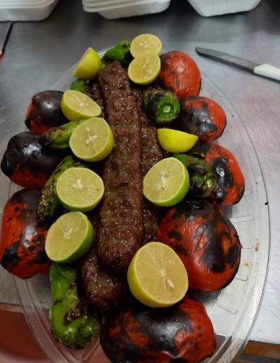 عکس تهیه غذای کبابی سعید