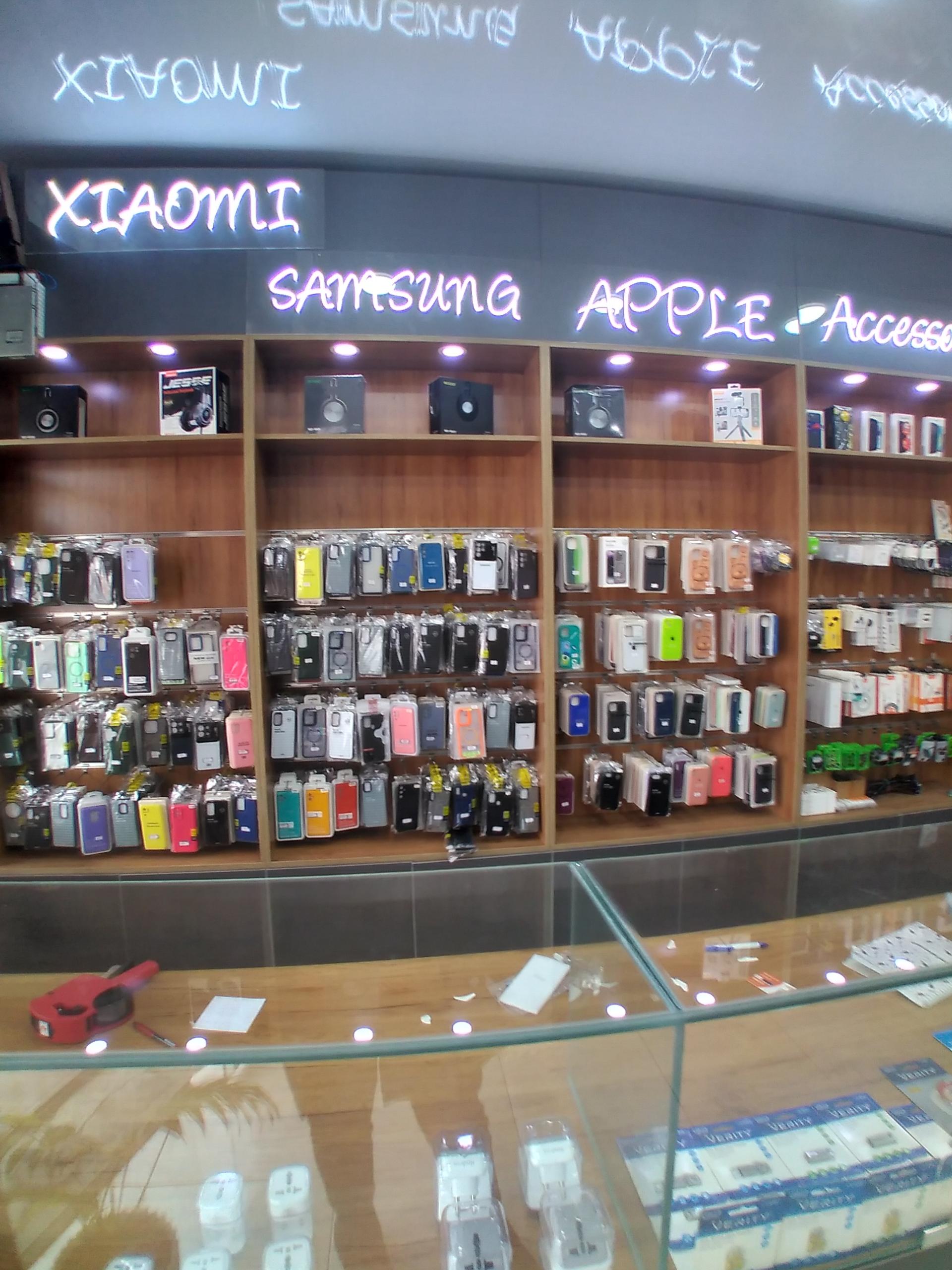 عکس فروشگاه موبایل سیب نقره ای