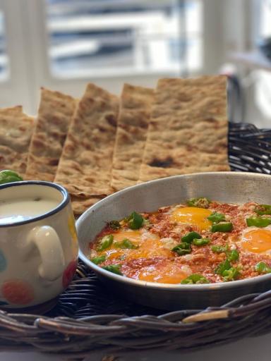 عکس صبحانه خوری مزه