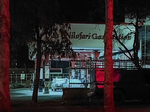 عکس پمپ بنزین یاس نیلوفری