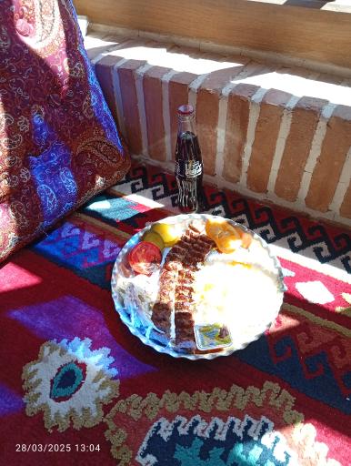 عکس سفره‌خانه سنتی ننه طاهره