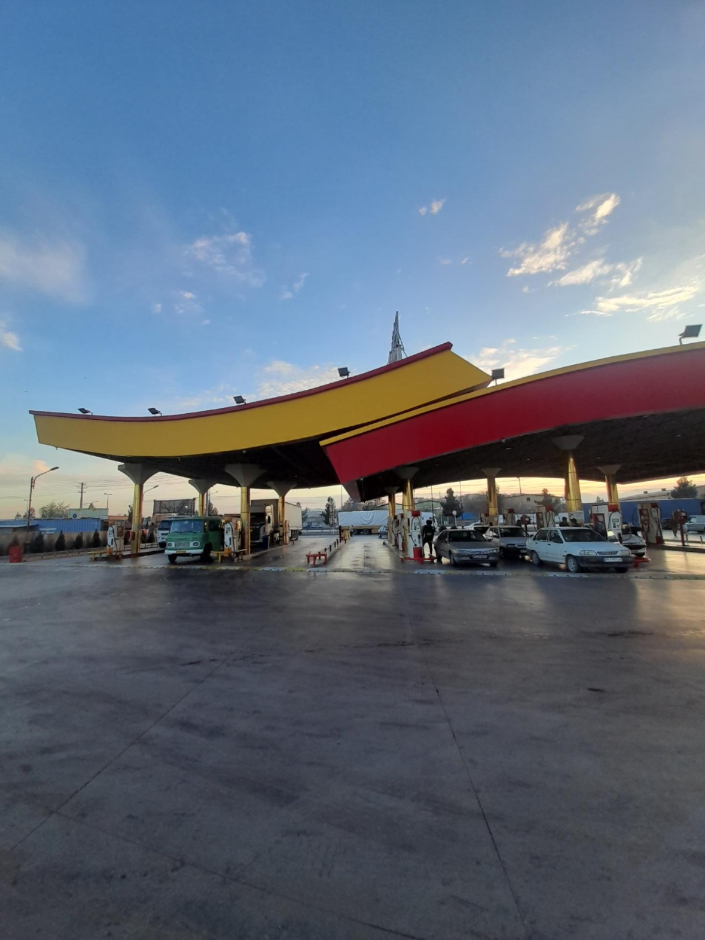 عکس پمپ گازوئیل و بنزین آزادراه