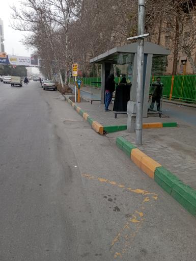 عکس ایستگاه اتوبوس آپارتمانهای مرتفع