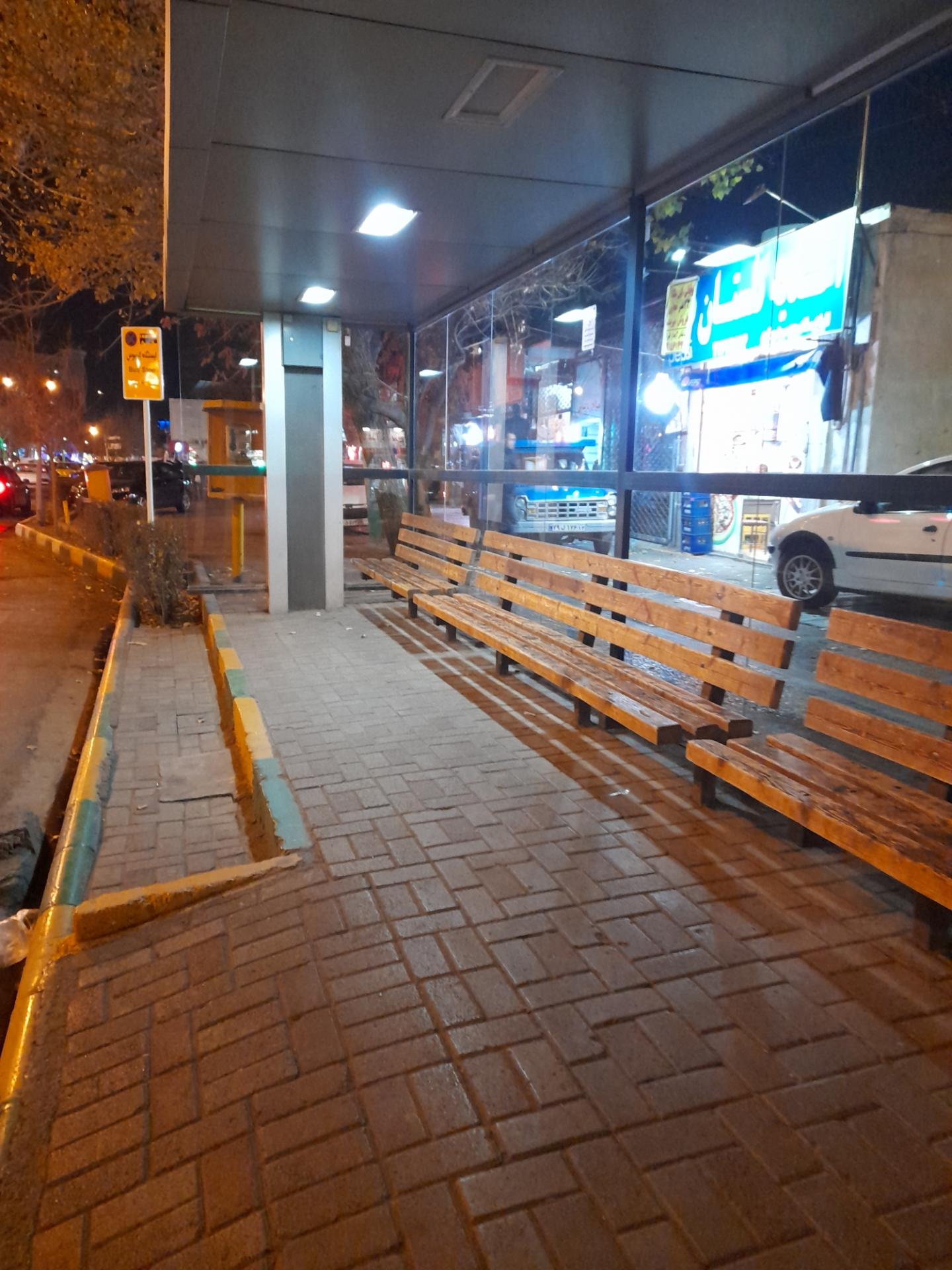 عکس ایستگاه اتوبوس میدان راهنمایی