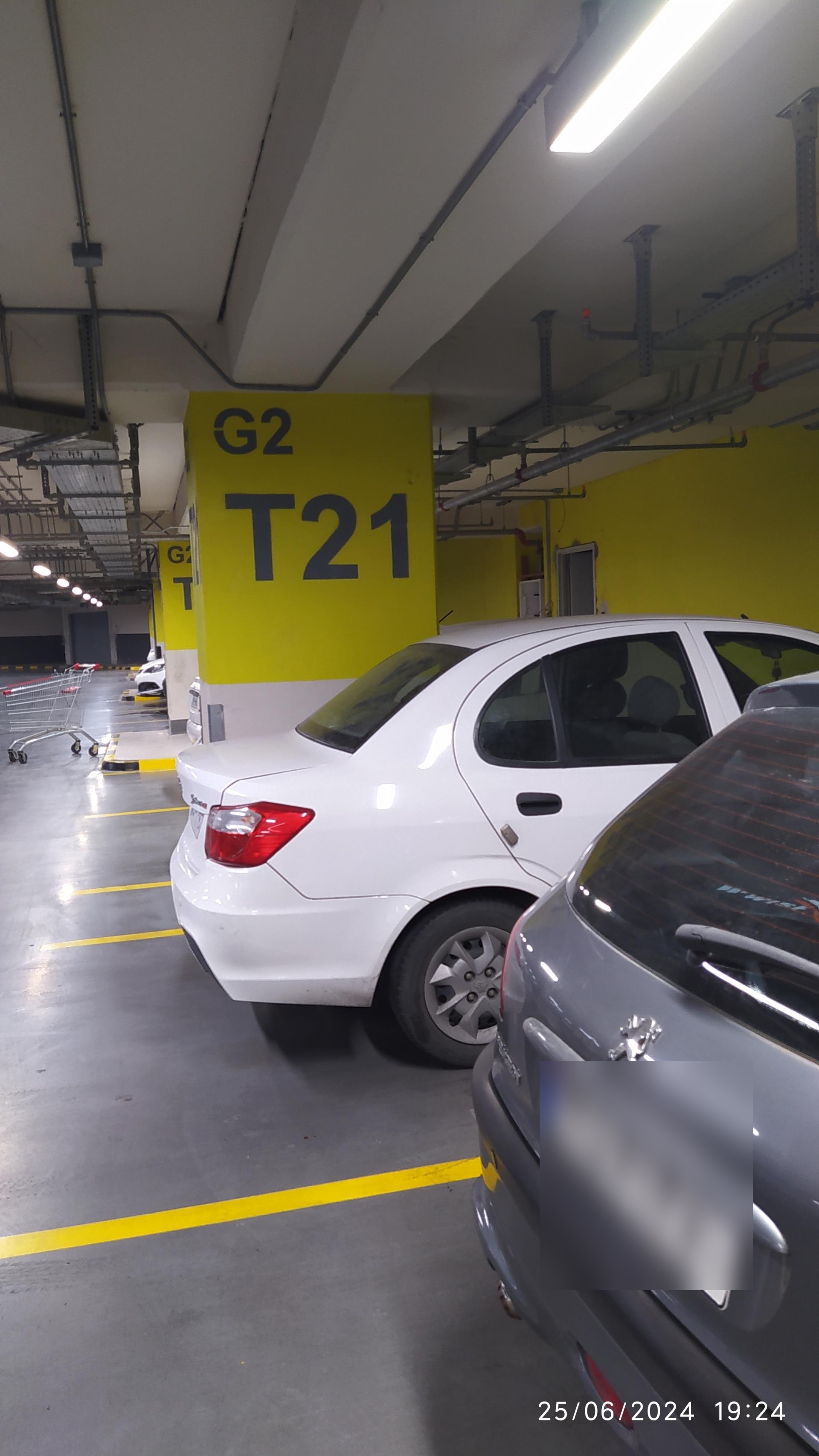 عکس ورودی پارکینگ ایران مال