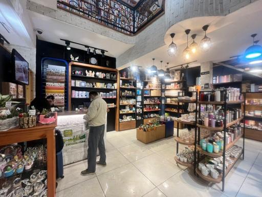 عکس کتابفروشی جیهون