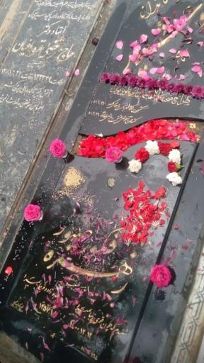 عکس مزار زنده یاد زهره فکور صبور
