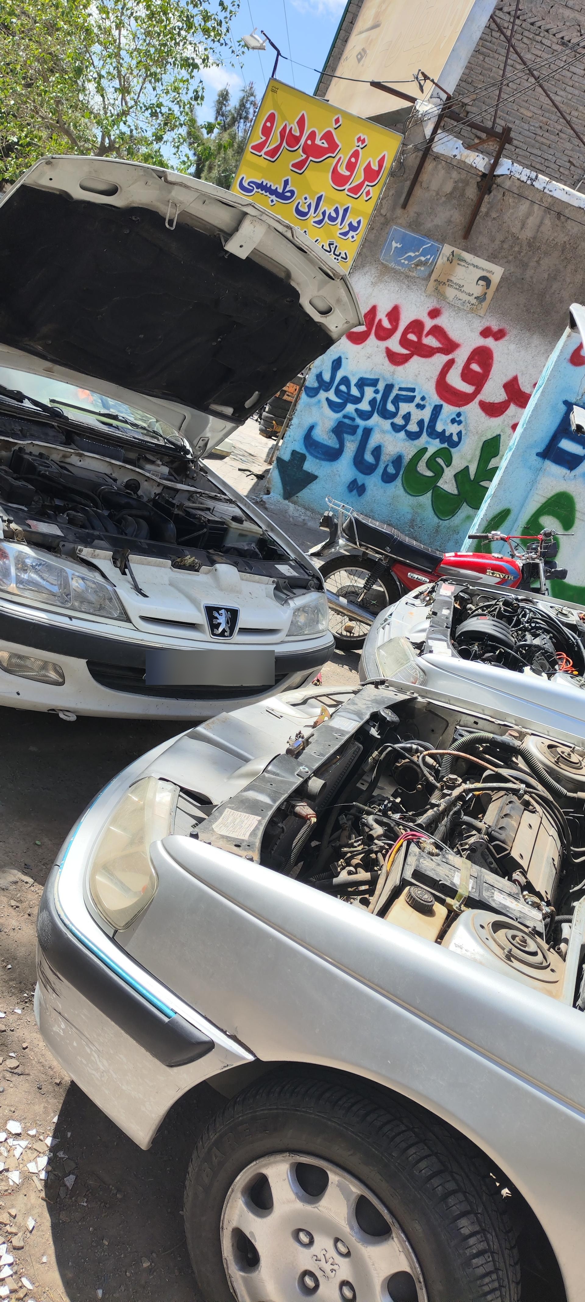 عکس تنظیم برق خودرو و دیاگ برادران طبسی