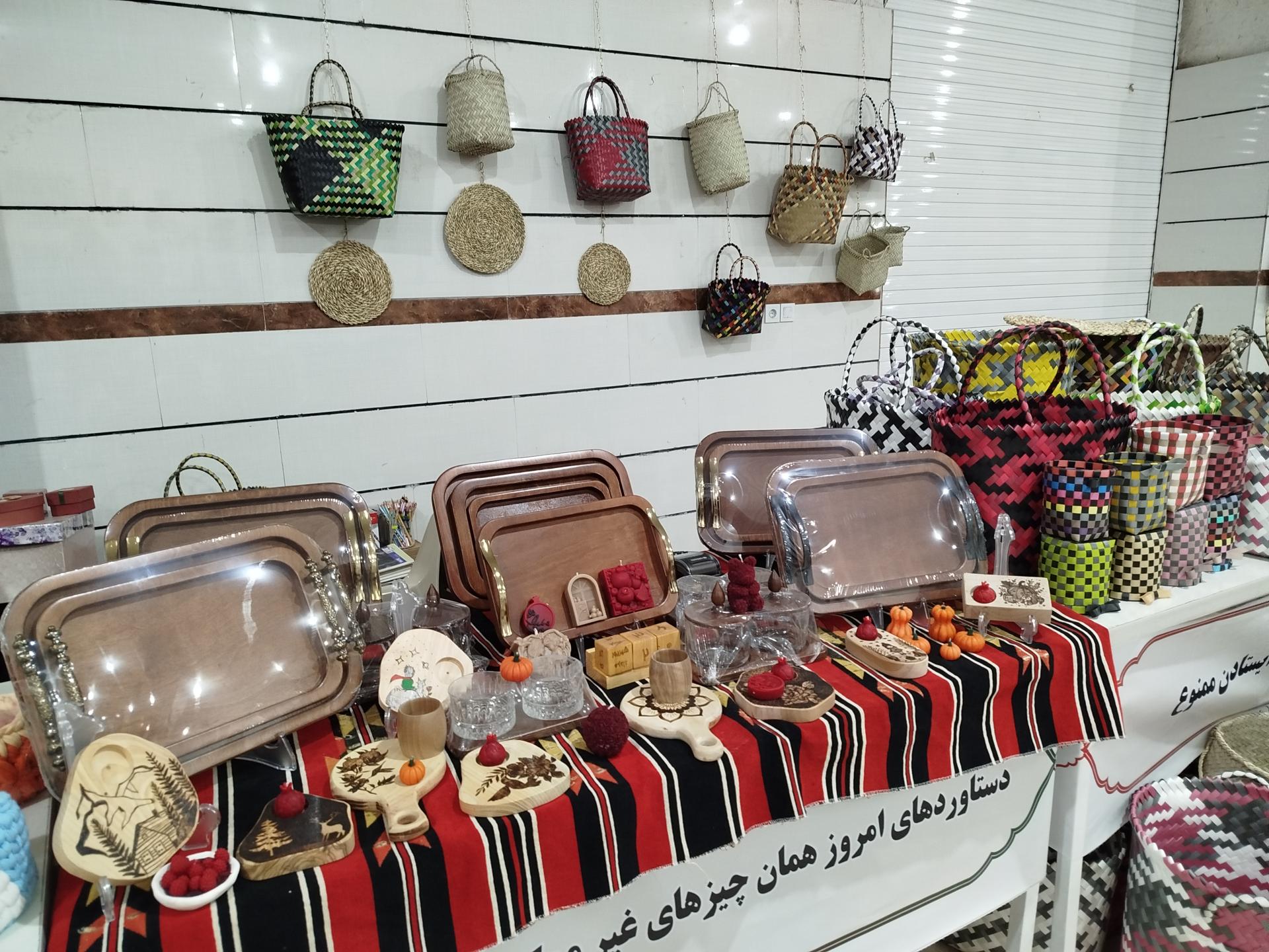 عکس نمایشگاه و مرکز کارآفرینی رویش سبز